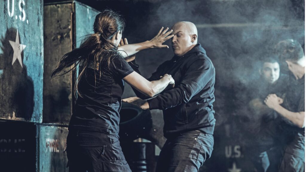 Groupe d'entraînement de Krav Maga se concentrant sur des techniques avancées.